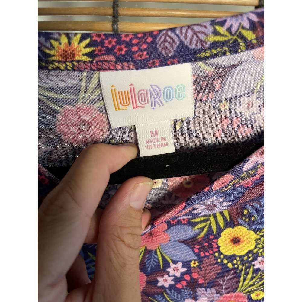 LuLaRoe Christy T-Shirt Medium Purple Floral Print Short Sleeve V-Neck Top - Picture 3 of 3
